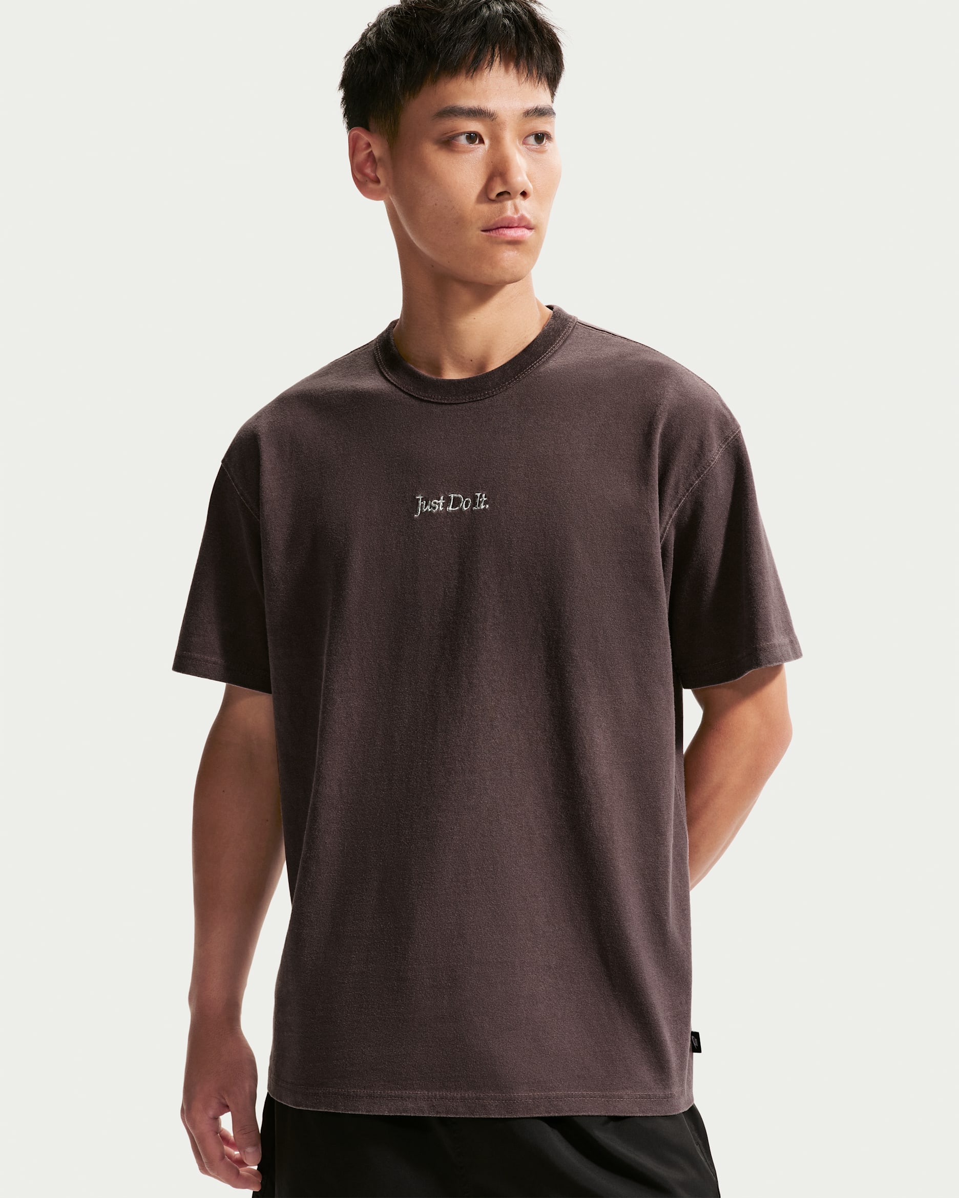 Nike Sportswear Premium Essentials T-Shirt. Nike SG